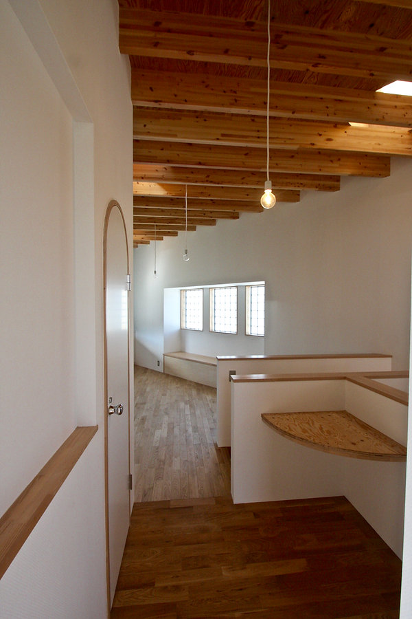 大阪府箕面市の注文住宅 | 大阪 | Cooplanning | 箕面の店舗付き住宅 内観.天井あらわし2階スペースをみる