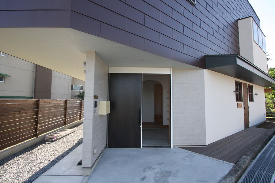 大阪府箕面市の注文住宅 | 大阪 | Cooplanning | 箕面の店舗付き住宅 外観.住居玄関