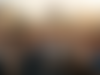 Uma imagem gerada por IA com estilo cinematográfico retrata uma cena histórica idealizada no Rio de Janeiro, com o Morro do Pão de Açúcar ao fundo. No centro, um homem de terno cinza (representando Getúlio Vargas) sorri enquanto segura um livro aberto com a sigla "CLT" na capa. Ele está cercado por um grupo diverso de trabalhadores sorridentes — homens e mulheres de diferentes etnias vestindo roupas de época, como macacões de operário e camisas simples. Ao fundo, uma multidão celebra agitando bandeiras do Brasil e segurando faixas com as palavras "BRASIL", "CLT" e "PROGRESSO". A iluminação é quente, sugerindo o pôr do sol, e a atmosfera é de entusiasmo e unidade nacional.