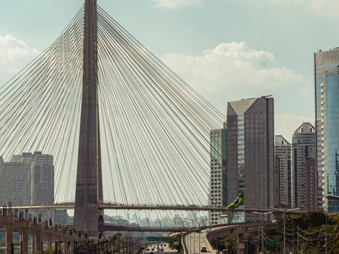 Vista da Ponte Estaiada em São Paulo, uma representação da infraestrutura brasileira, relevante para a discussão sobre os problemas do país no artigo 'Brasil Grande'