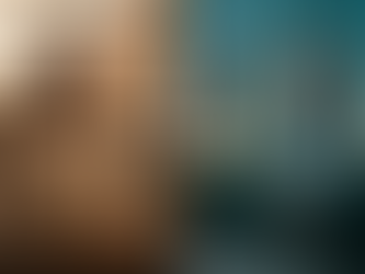 Uma imagem de painel dividido justapondo o passado e o presente do Brasil, apresentando Tiradentes e o Palácio do Congresso Nacional em Brasília. À esquerda, uma representação histórica de Joaquim José da Silva Xavier, o Tiradentes (interpretado por um ator de cabelos e barba longos), em trajes coloniais desgastados, em pé, olhando para uma balança de ouro cheia. No centro inferior, a inscrição "20%" simboliza o Quinto, o imposto colonial. Ele está em um local histórico, com ruas de paralelepípedos e edifícios antigos. À direita, um painel contemporâneo de vidro espelhado reflete uma imagem moderna do Palácio do Congresso Nacional, incluindo as icônicas torres e a cúpula do Senado Federal e da Câmara dos Deputados em Brasília.