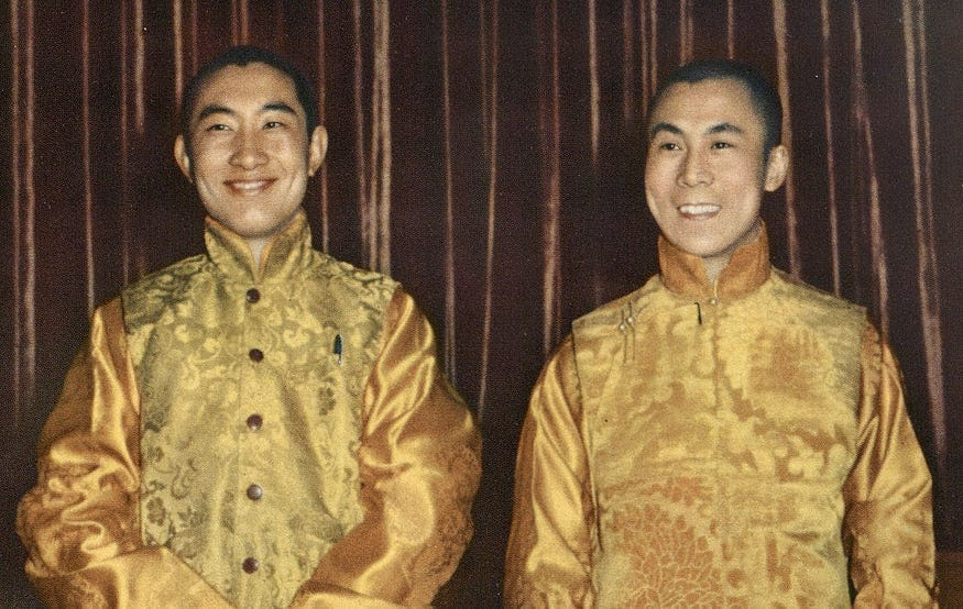 Foto de 1955, Dalai Lama a la derecha, cuatro años antes de exiliarse, cuando muchos dicen que “era un niño”.