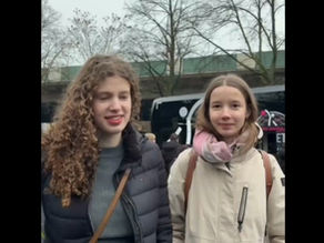 Schülerredaktion So.Wie?So! vor dem Telekom-Baskets Bus auf dem Weg zum NRW Landtag während einer Video-Reportage.