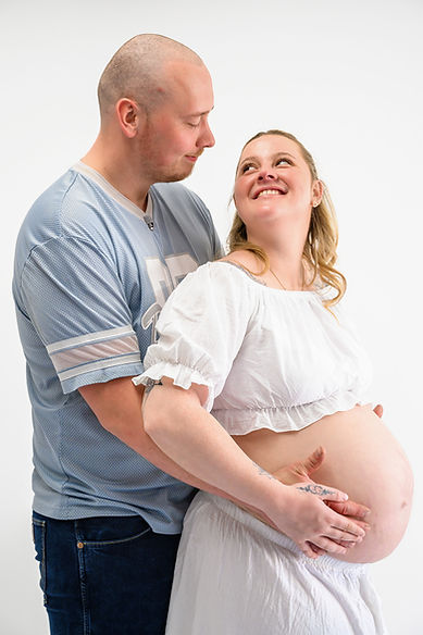 sheffield maternity photographer - photography - maternity photoshoot - parents to be looking at each other in sheffield studio