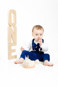 cake smash photographer Doncaster – first birthday photoshoot – cake smash – Doncaster photographer – cake smash photography Doncaster – birthday photography – Doncaster studio photos – cake smash doncaster