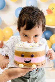 cake smash photographer Barnsley – first birthday cake smash – Barnsley photographer – cake smash photography Barnsley - Sitter - Toddler photos - children - barnsley photoshoot
