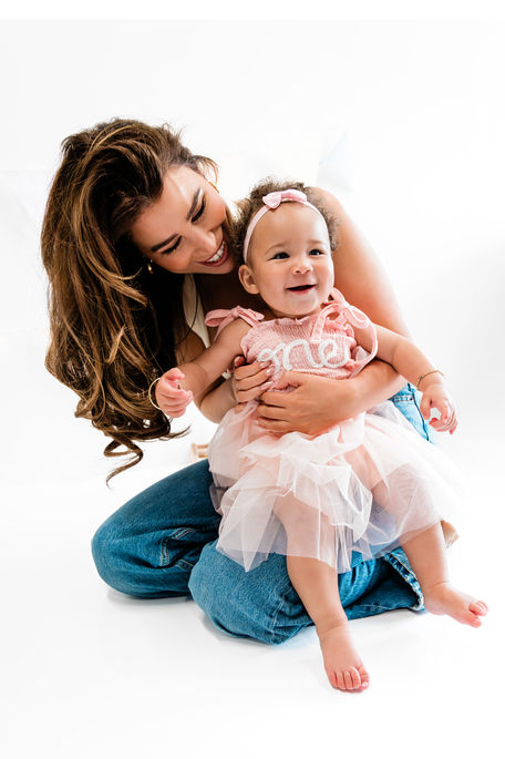 cake smash photographer Doncaster – first birthday photoshoot – cake smash – Doncaster photographer – cake smash photography Doncaster – birthday photography – Doncaster studio photos – cake smash doncaster