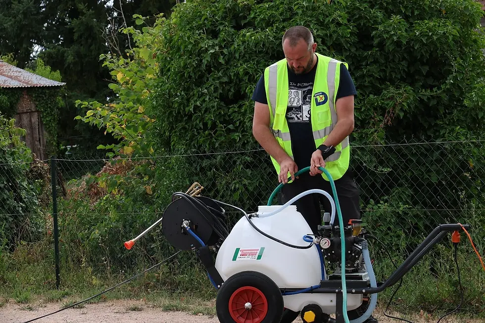 photo de sylvain de Dronéclat en train de remplir la cuve de produit anitmousse pour ensuite pouvoir alimenter le drone de nettoyage de toiture à maringues