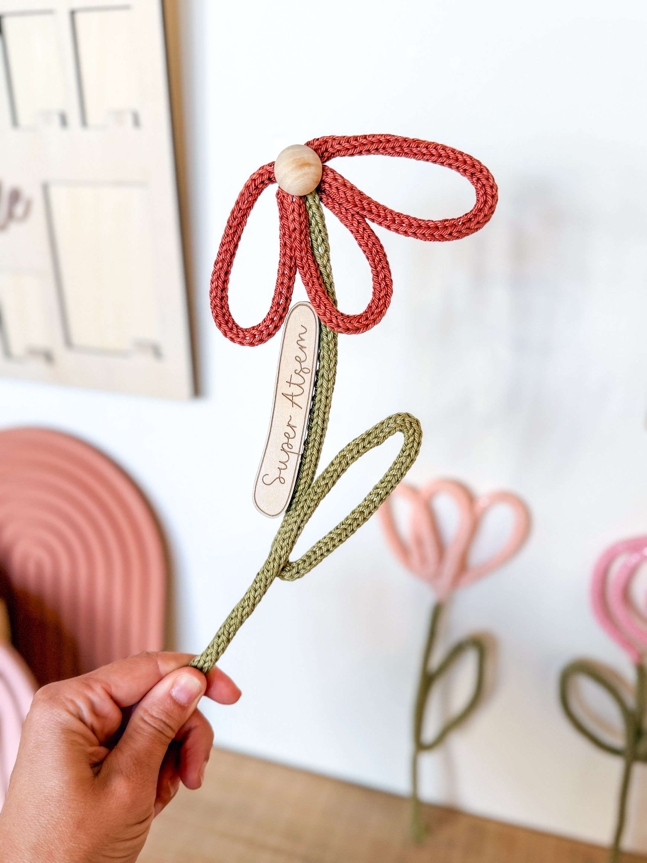 Fleur “Super ATSEM” en tricotin – Cadeau de fin d’année scolaire