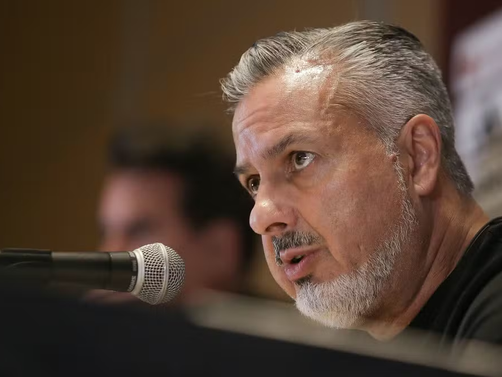 Flamengo busca reforços, mas também avança em renovações de contratoClube negocia permanência de Filipe Luís, Varela e acerto salarial com Wallace Yan