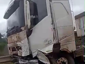 Empresário morre carbonizado após colisão entre carro e carreta na BR-364, em Acrelândia