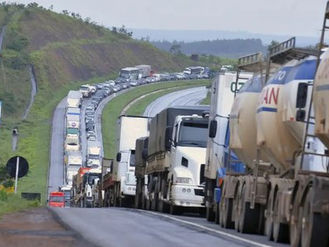Governo corre contra o tempo e anuncia medidas para evitar greve de caminhoneiros no Brasil