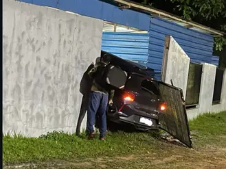 Carro perde controle e destrói muro da Ufac durante a madrugada no interior do Acre