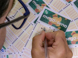 Mega-Sena pode pagar R$ 65 milhões nesta quinta e movimenta apostadores em todo o país