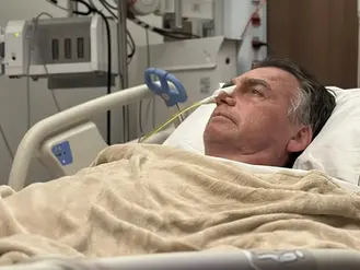 Após vômitos e calafrios, Bolsonaro é internado em hospital particular de Brasília