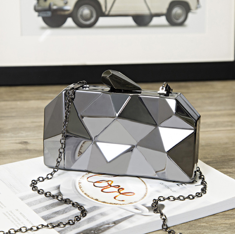 Thumbnail: Geometric Metallic Clutch