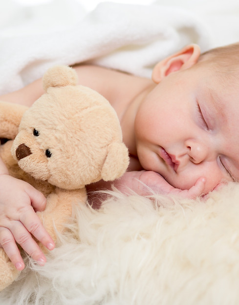 bébé dort avec doudou, apaisé, détendu