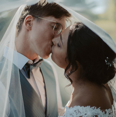 Kuss des Brautpaars unter dem Schleier - romantische Hochzeitsfotografie in Stuttgart