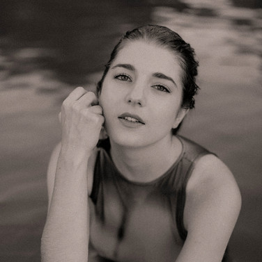 Modernes, minimalistisches Portrait einer Frau im Wasser - Portraitfotografie im Zollernalbkreis