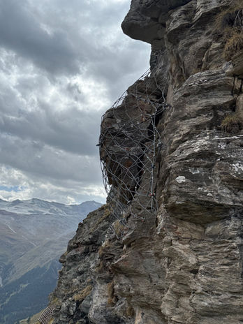 Seitenansicht der fertig montierten Blocksicherung in Schweifinen.