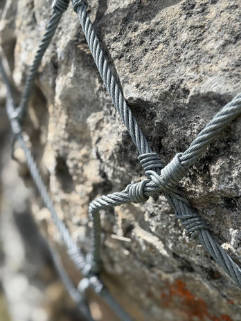 Detail des Sicherungsnetzes am Felsblock in Schweifinen.
