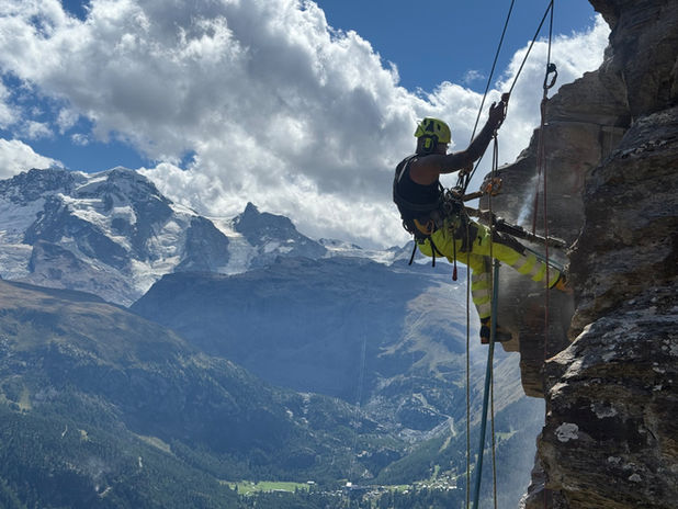 Bohrarbeiten am Seil für die Blocksicherung in Schweifinen, Zermatt.