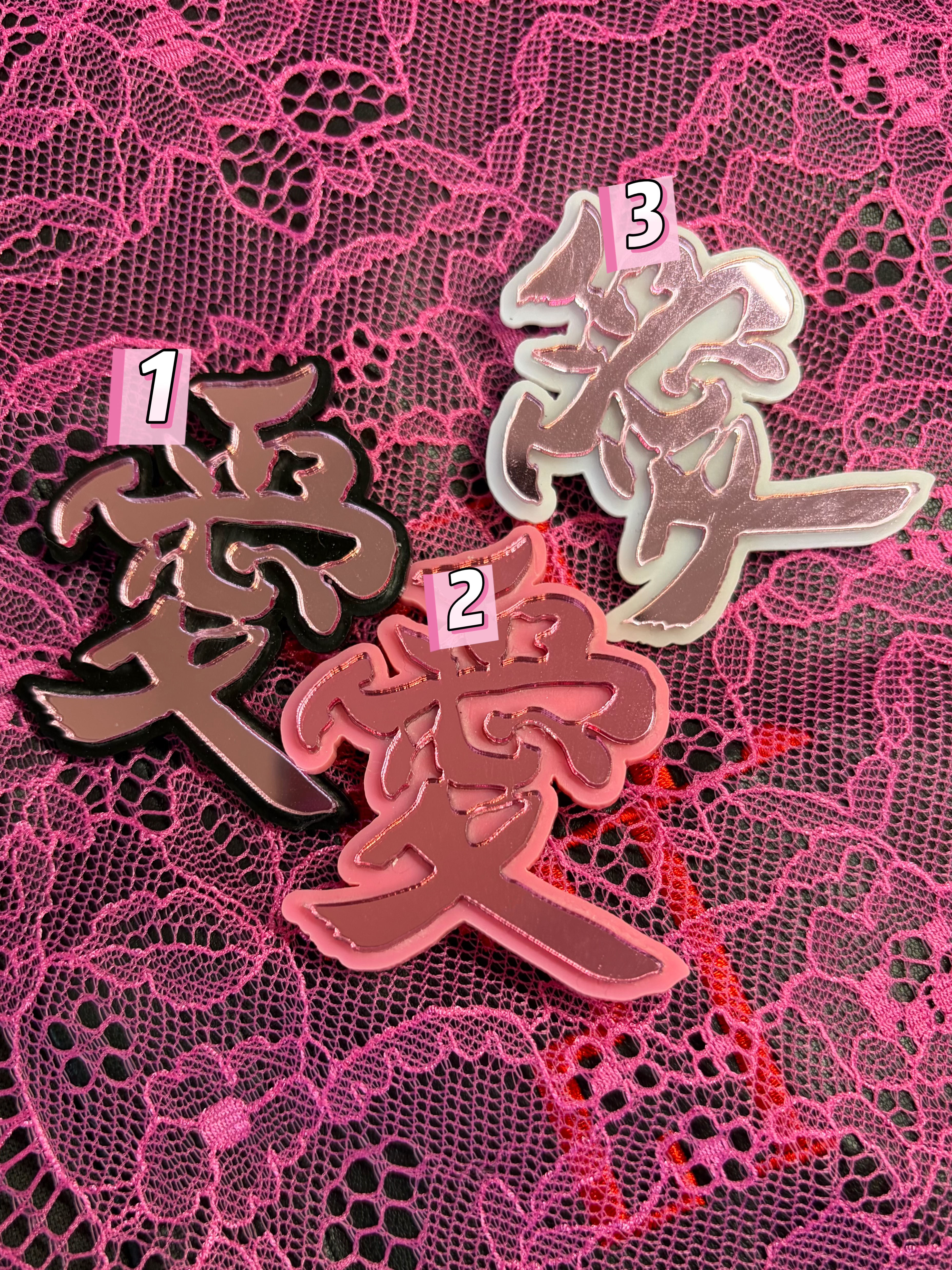 愛字書法亞克力胸針(胸針)