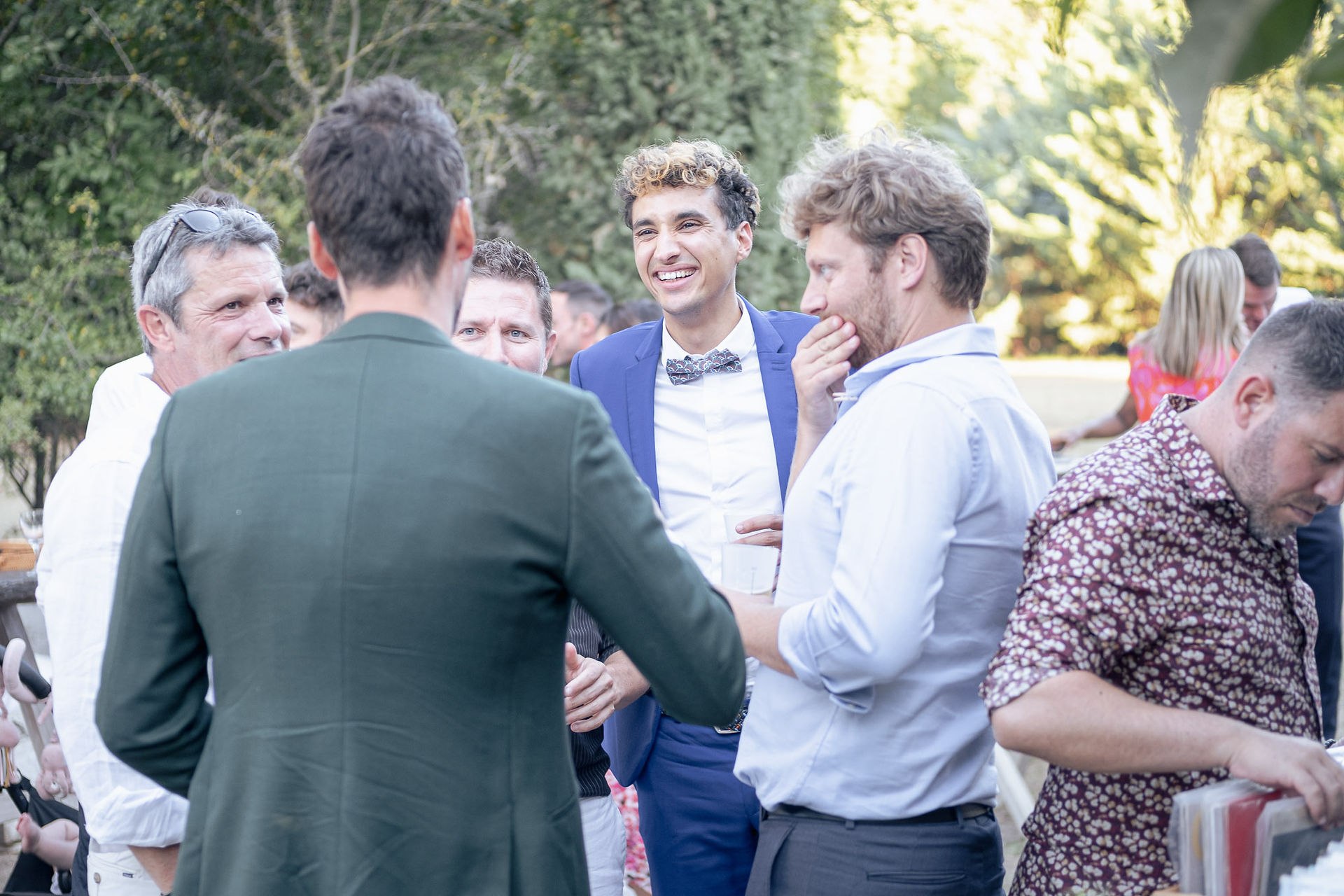 Le marié et ses amis pendant le cocktail du mariage