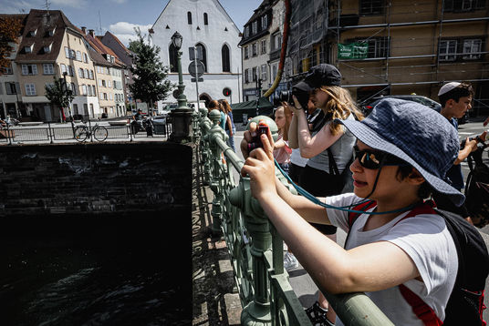 Enfants pendant un atelier photo en extérieur