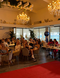 Grand Woman USA – Hallandale Beach, FL Expert Presentation & Award Recognition In 2025, Kateryna Yuzvyshena was invited as an expert and speaker at the prestigious Grand Woman USA event in Miami, attended by nearly 200 women leaders and professionals. The event was designed to highlight extraordinary talent and innovation in different fields, and Kateryna stood out for her contribution to the beauty industry. During her presentation, Kateryna showcased her signature InvisiCaps Method, a groundbreaking technology in hair extensions. This method is especially effective for clients who: have lost hair length or volume due to chemical damage or poor salon practices, experienced severe damage after coloring or chemical treatments, are recovering after chemotherapy treatments. The InvisiCaps Method provides a safe way to attach donor hair without harming natural hair, while at the same time stimulating healthy regrowth. Importantly, it offers psychological and emotional support, help