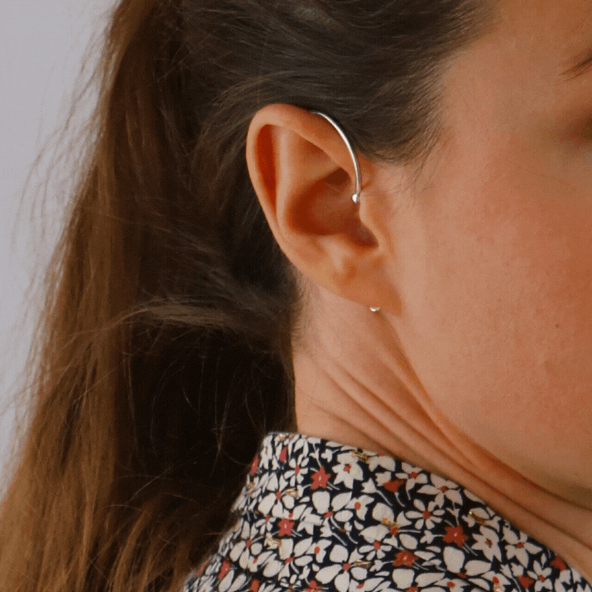 Démonstration de l’installation du bijou No-clip autour de l’oreille, solution sans perçage et sans clip