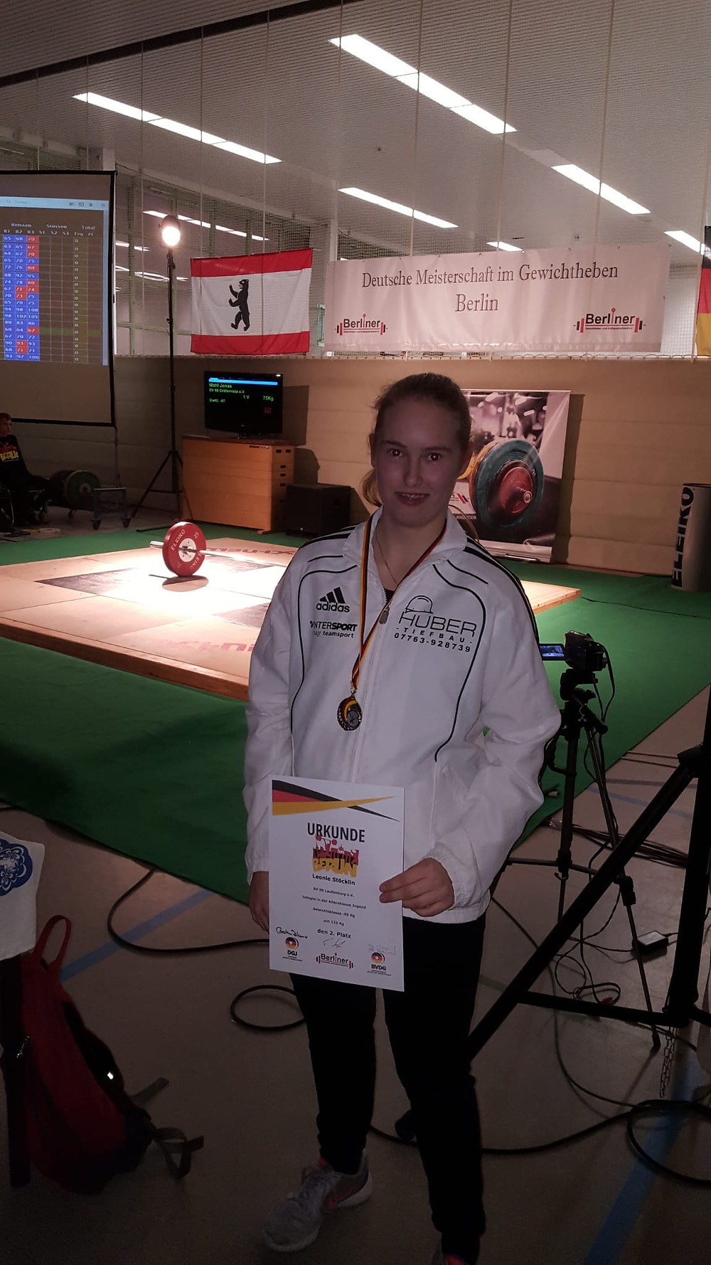 Stolze Silbermedaillien-Gewinnerin Leonie Stöcklin