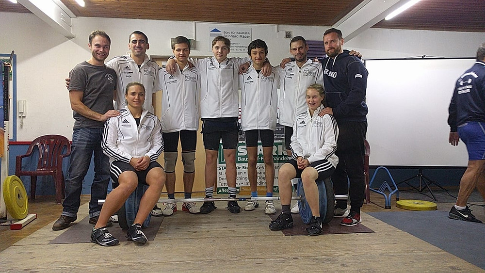 SV08-Mannschaft mit Trainer nach dem Sieg.