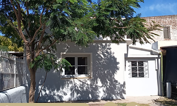 Casa en alquiler en excelente ubicación – Nueva Helvecia
Ubicada sobre calle Guillermo Greising, casi 18 de Julio, a tan solo una cuadra de la Plaza de los Fundadores.
Características:
1 dormitorio
1 baño
Living comedor de buen tamaño
Cocina
Patio cerrado al frente
Precio: $13.500
Garantía: Aseguradora
Contacto: 099 44 53 51