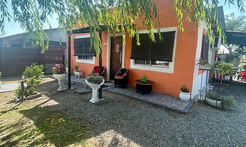  Ubicada en esquina, sobre calles Austria y Martín Odriozola.

Propiedad con amplio terreno de 1.040 m², ideal para disfrutar del espacio verde y la tranquilidad.

🔹 Características:

2 dormitorios

1 baño

Cocina comedor

Living

Entrada para vehículo

Cochera al fondo

Gran fondo con árboles de diversas especies

Una excelente oportunidad por su ubicación y dimensiones, con mucho potencial.

 Precio: USD 95.000
