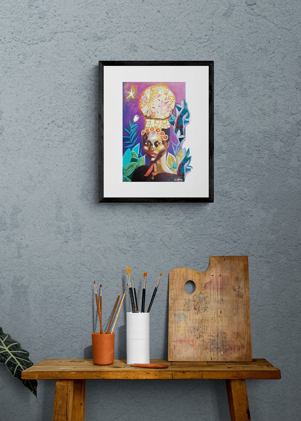 Miniature : Mise en contexte sur un mur de la peinture de portrait d'une femme africaine portant une sphère sur le sommet de sa tête