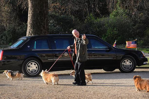 El príncipe Andrés y Fergie adoptan a los famosos corgis de la reina Isabel