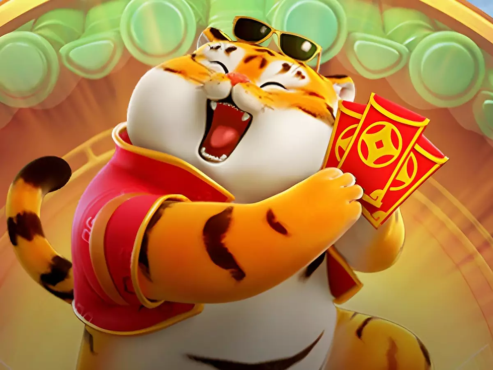 Tigre de desenho rindo, com óculos na cabeça, segura envelopes vermelhos festivos em fundo dourado e verde.