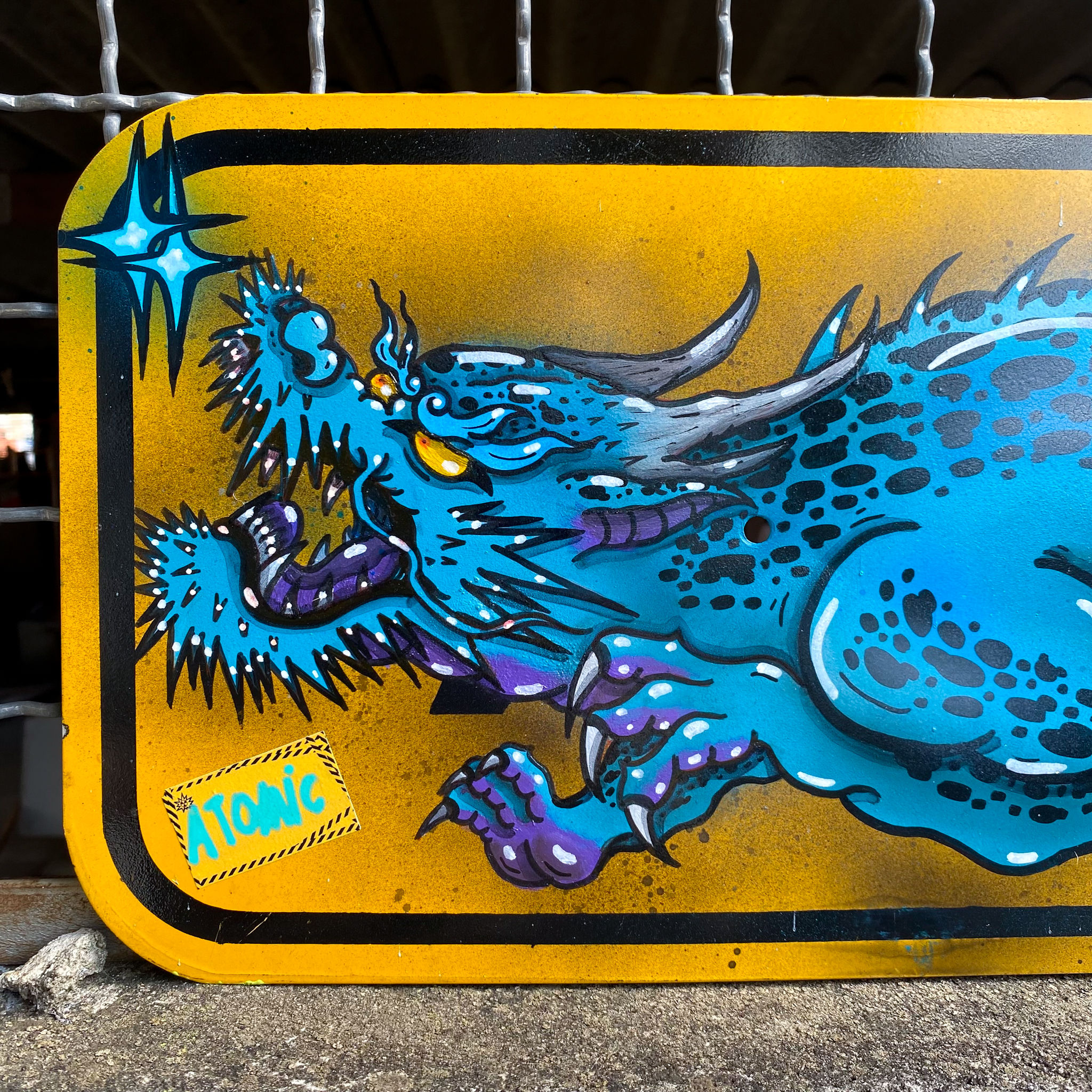 Placa - “A 50 metros um dragão “