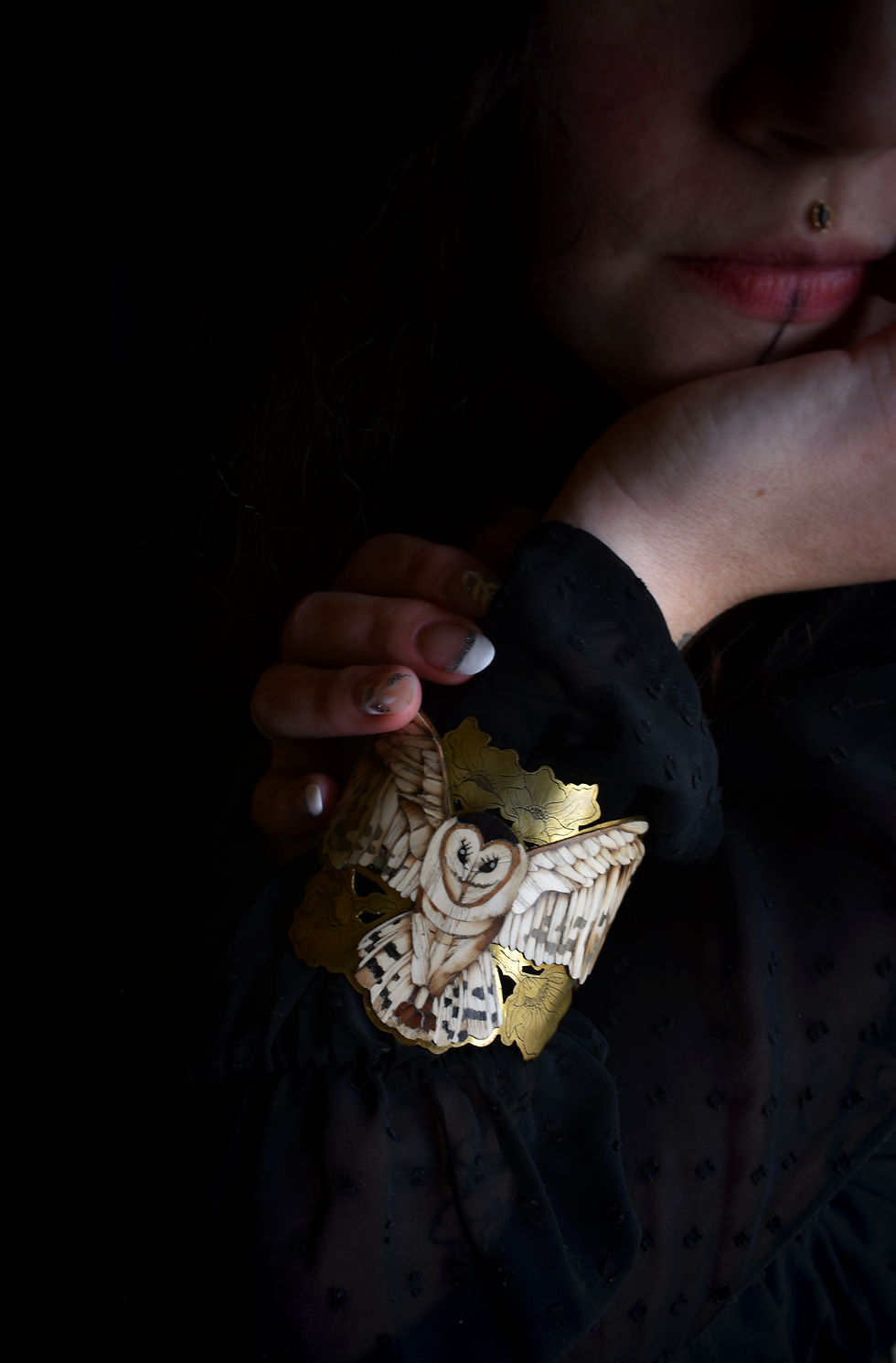 Bracelet manchette unique en marqueterie de bois artisanale, chouette effraie sur laiton gravé à l'acide, pièce de concours r