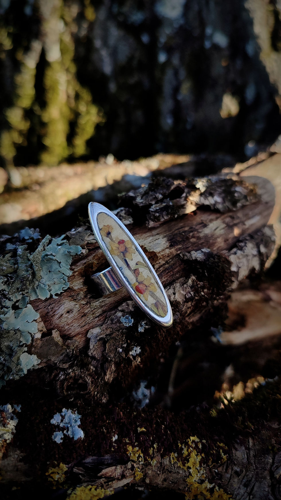 Miniature : Bague en argent ornée d'une marqueterie de bois inspirées des  jonquille jaune