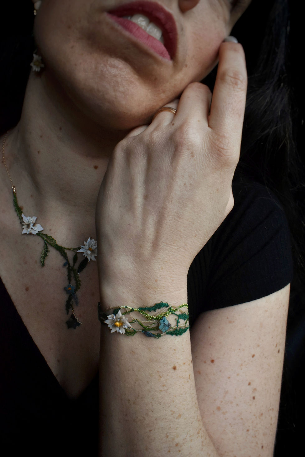 Bracelet artisanal dentelle fuseaux marqueterie fleurs alpines edelweiss gentiane fait main