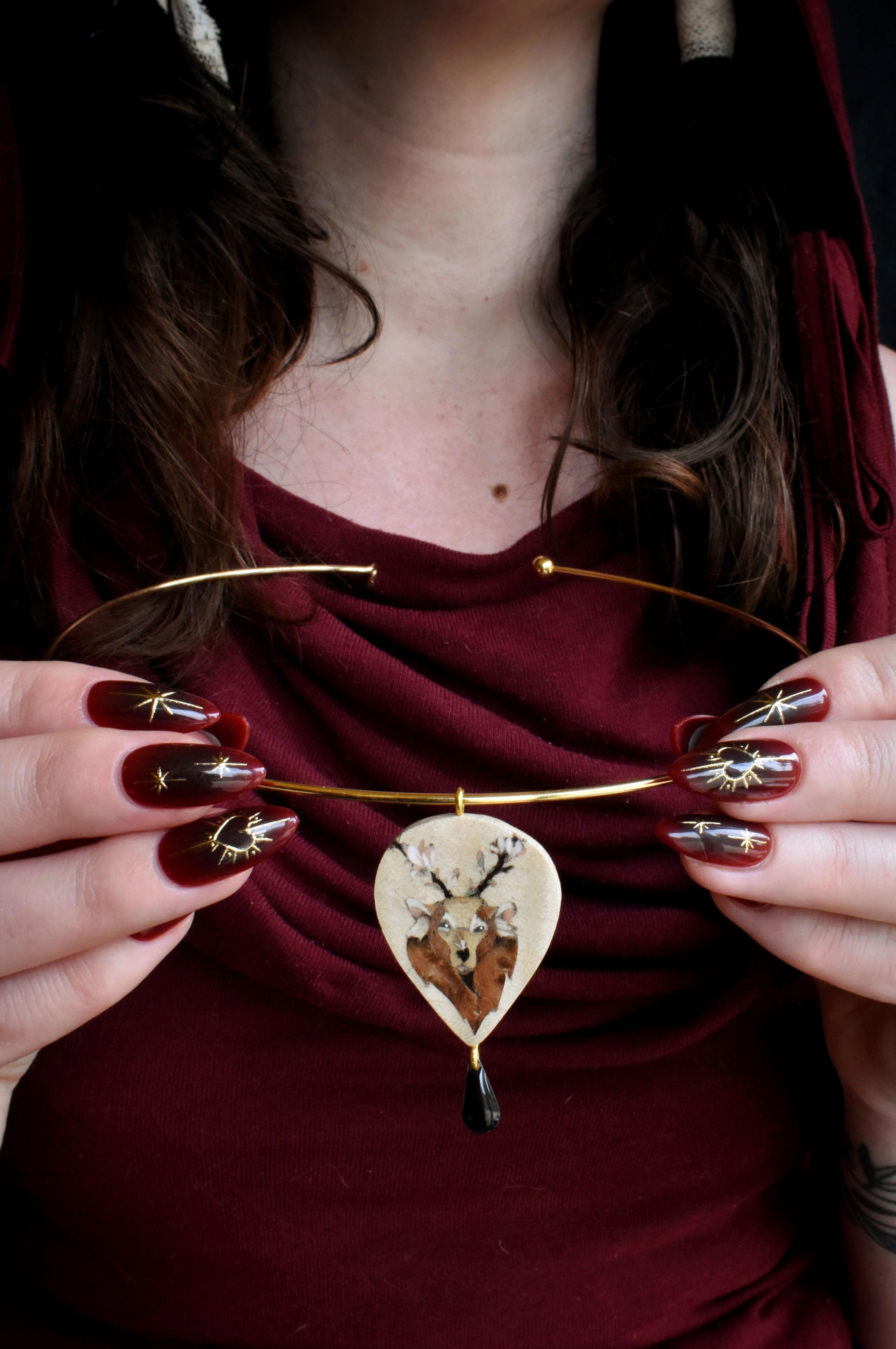 Collier torque marqueterie de bois artisanale déesse ourse Artio, fait main Bretagne