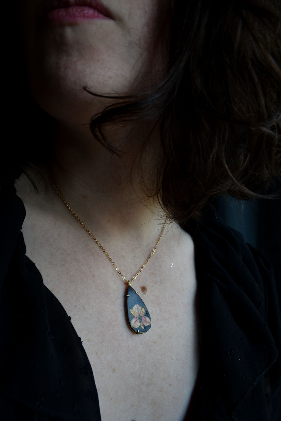 Miniature : Ce pendentif illustre la beauté de la fleur de lys des incas, avec sur le devant la partie en marqueterie de bois