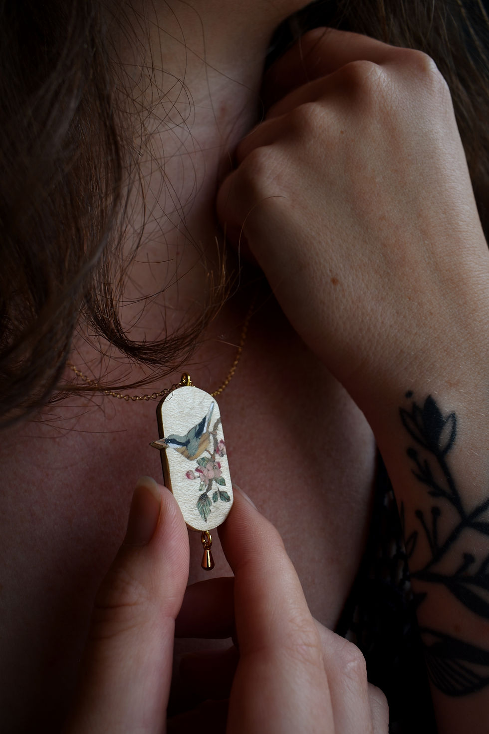 Miniature : Collier sittelle torchepot Alliance d'Essences - marqueterie bois, oiseau acrobate cerisier fleuri, pendentif grimpeur nature