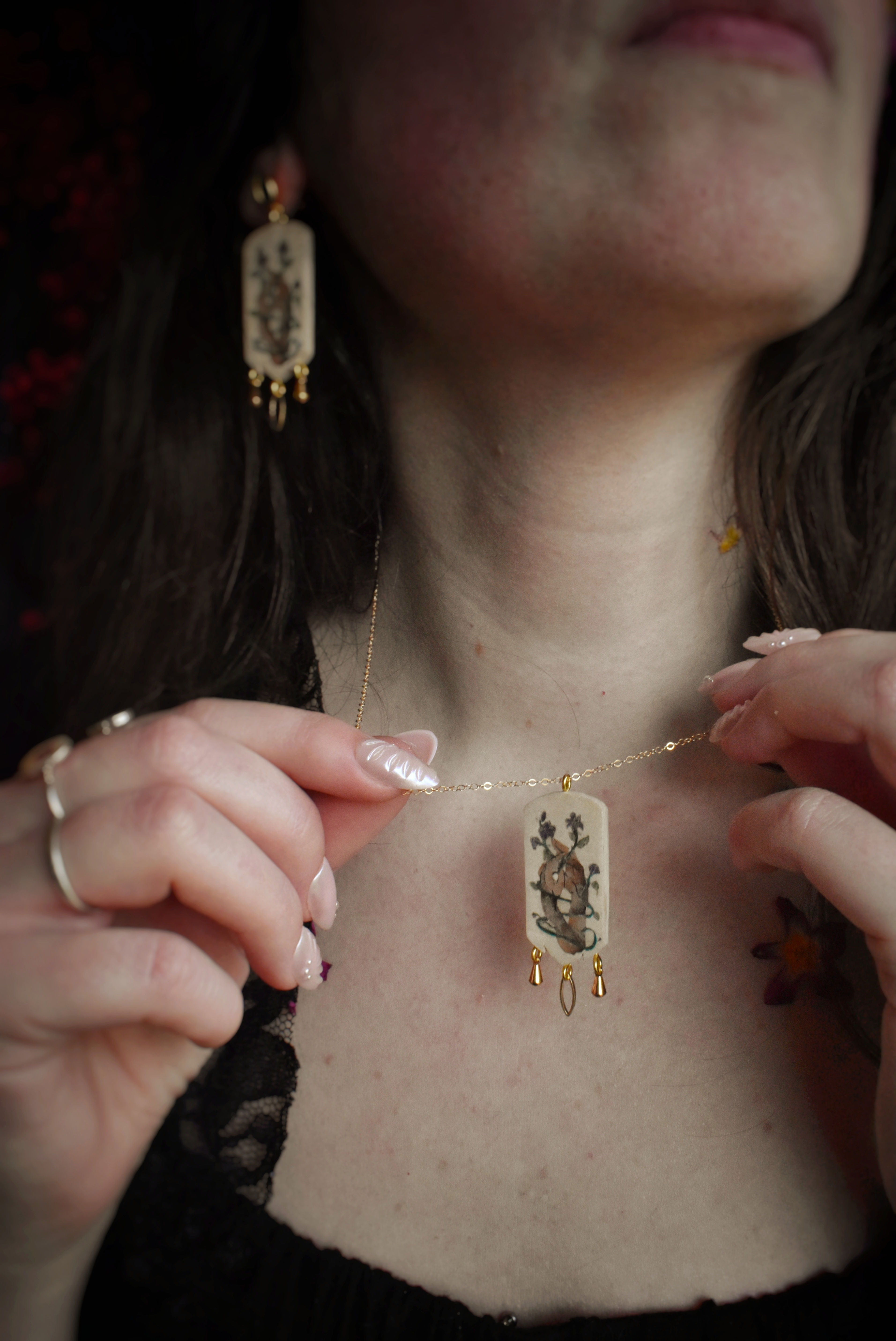 Parure collier et boucles d'oreilles mains enlacées en marqueterie bois artisanale, plaqué or goldfield et pierre apatite, pi