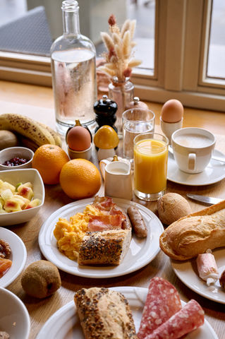 Petit déjeuner d'un hôtel avec piscine en Ardenne