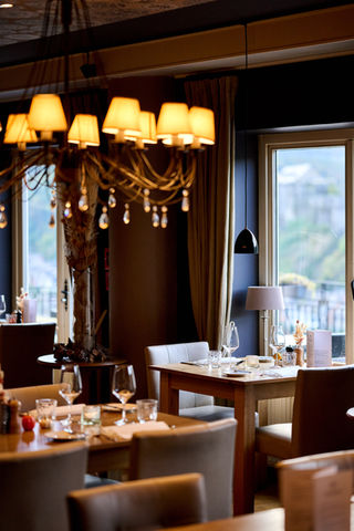 restaurant d'un hôtel avec piscine à Bouillon