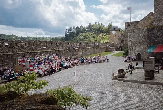 Lancers aux oeufs château fort de Bouillon, une attraction médiévale incontournable en Ardenne