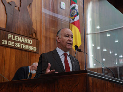 Pepe vota contra projeto que regionaliza Corsan
